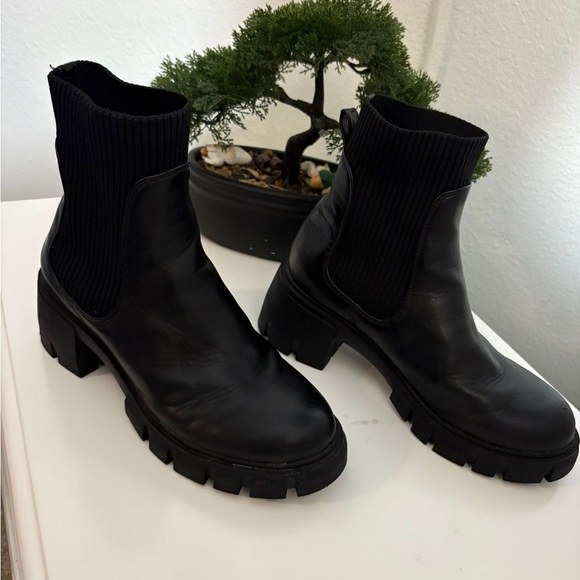 Steve Madden😎🥰 Black Ankle Booties - Picture 4 of 6